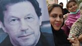 Condenan al ex primer ministro de Pakistán Imran Khan por revelar secretos de Estado