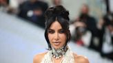 Kim Kardashian fue perdiendo perlas de su vestido camino de la Met Gala