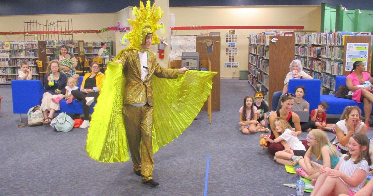 Professor Universe brings his knowledge of the universe to Hammond library