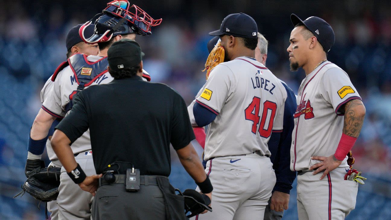 Lopez exits Braves start early due to shoulder