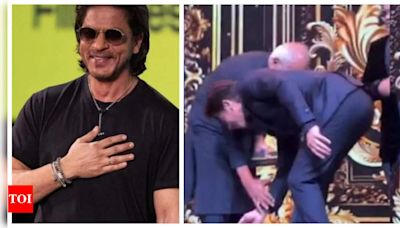 Shah Rukh Khan touches Mani Ratnam's feet and wins the internet with his humility | - Times of India