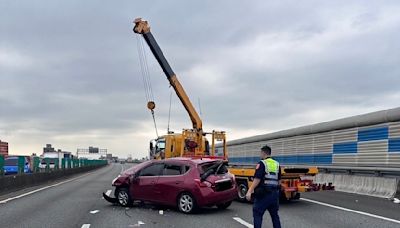 真相大白！小轎車國2大湳段「烏龜翻」 原來是鬼切車害的