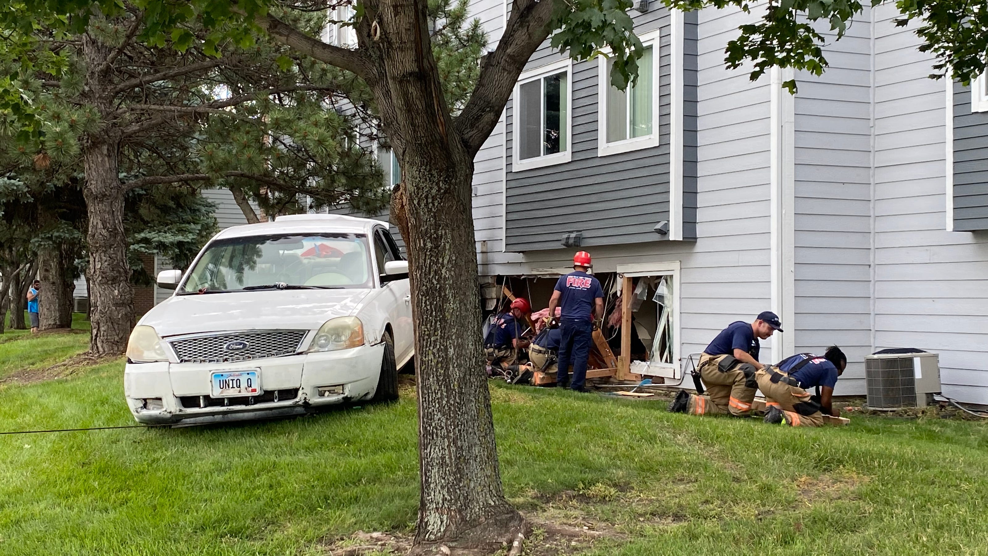 Car slams into west Sioux Falls apartment at high rate of speed: Witnesses