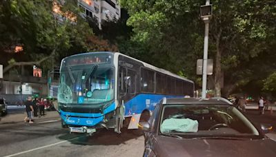 Briga de trânsito termina com engavetamento entre ônibus e dez carros, na Praia do Flamengo