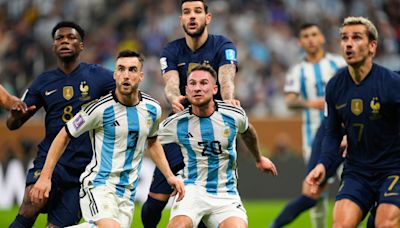 Argentina vs. Francia: el festejo de Dibu Martínez con un muñeco marcó el comienzo de una rivalidad que no existía y hoy no tiene límites