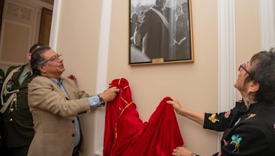 “Un regalo del gobierno chileno”: Presidente Petro rinde homenaje a Salvador Allende colgando su retrato en el palacio Nariño - La Tercera