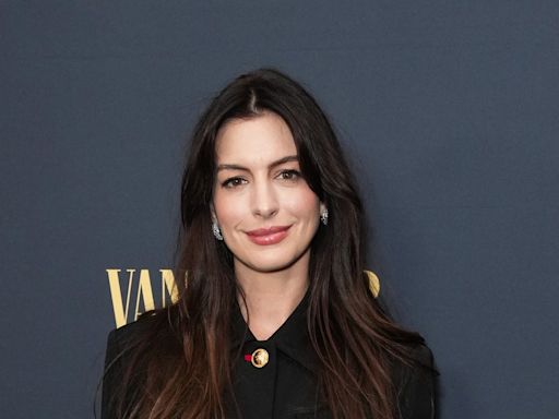 Anne Hathaway sabe cómo transformar un look oscuro con un solo accesorio