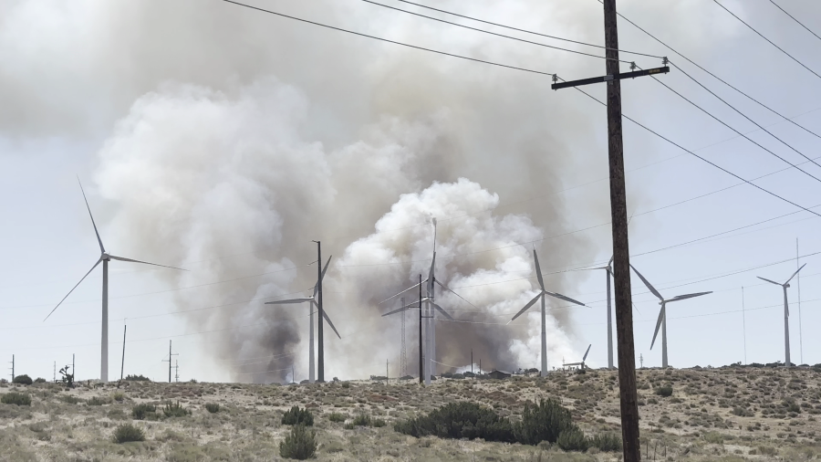 Kern County firefighters fight grass fire near Tehachapi, forces road closure