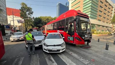 Caos en la Nápoles: Metrobús de la CDMX choca con tres autos y deja un herido