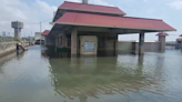 卡努災情/【影】雲林箔子寮漁港邊海水倒灌「積水成池」 民眾驚呼：30多年第一次看見！