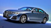 BMW 520i M Sport鉑金版 299萬元，3月交車再享1年乙式全險。