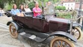 Un Ford T de 1918 provoca admiración en Cangas de Onís