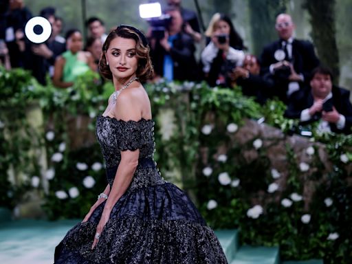 "Maggie Gyllenhaal es una directora increíble", asegura Penélope Cruz desde la Met Gala