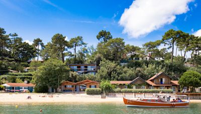 Marc-Olivier Fogiel nous invite dans sa villa au Cap-Ferret, une grande maison "idéale pour recevoir les copains"