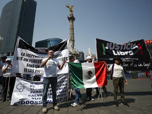 Trabajadores del Poder Judicial protestan en México contra reforma para elegir jueces