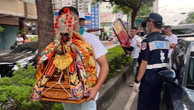 高雄男開車失控翻覆 不顧自己傷勢急爬出來「搶救神明」