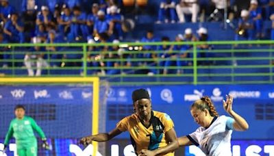 Selecta femenina ganó, gustó y goleó en su debut en El Salvador Beach Soccer Cup 2024