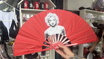 Madonna no Rio: Copos, blusas e sutiãs em forma de cone são sucesso de vendas no centro do Rio