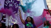 Centenas de brasileiras nas ruas contra proposta para equiparar aborto a homicídio