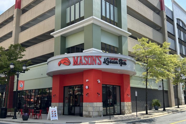 Mason’s Famous Lobster Rolls opens at Gaithersburg’s Rio Lakefront - WTOP News