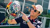 Checo Pérez presume a Latinoamérica en casco para el GP de Miami