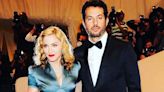 Quem é Guy Oseary, o empresário de Madonna que escreve livros e é casado com modelo brasileira