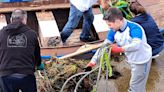 Voluntarios y submarinistas retiran dos toneladas de basura de los fondos marinos de Bouzas, en Vigo