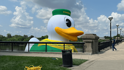 VIDEO: Giant Oregon Duck inflatable hits Indiana river ahead of UO’s Big Ten premier