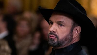 Garth Brooks sued by makeup artist for alleged rape, sexual assault - National | Globalnews.ca