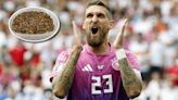 Una estrella de la selección de Alemania reveló su extraña dieta con insectos en medio de la Eurocopa