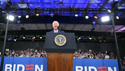 Biden tente de rassurer face aux voix l'appelant à se retirer