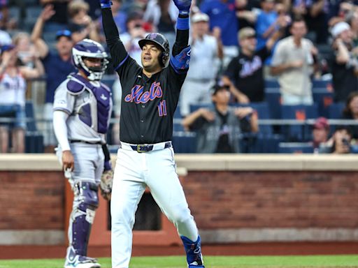 Mets belt five home runs, hold off Rockies