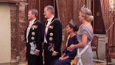 Los reyes Felipe VI y Letizia se encuentran con la familia real holandesa: el besamanos de la reina en taburete