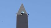 Argentina campeón del mundo: un grupo de hinchas volvió a romper el acceso al Obelisco y se subieron a lo alto del monumento