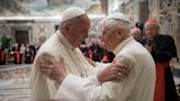 Murió Benedicto XVI: junto a Francisco, cómo fue la convivencia de dos papas en el Vaticano