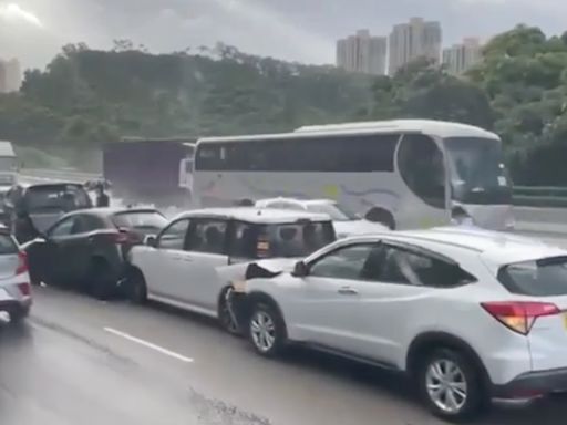 屯門公路交通意外 9車相撞數人輕傷