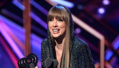 'Baby Swiftie' Makes Taylor Swift's 'Heart Hands' in Ultrasound