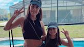 Deborah Secco combina look com a filha em viagem a Orlando: 'Eu e ela'