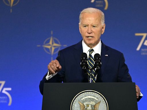 Biden annonce l'envoi à l'Ukraine de systèmes de défense antiaérienne