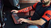 Jugador usó por 6 meses "manga de brazo" que se usan en torneos de esports para subir su nivel: solo le ayudó para sentir y moverse más suave sobre el mousepad