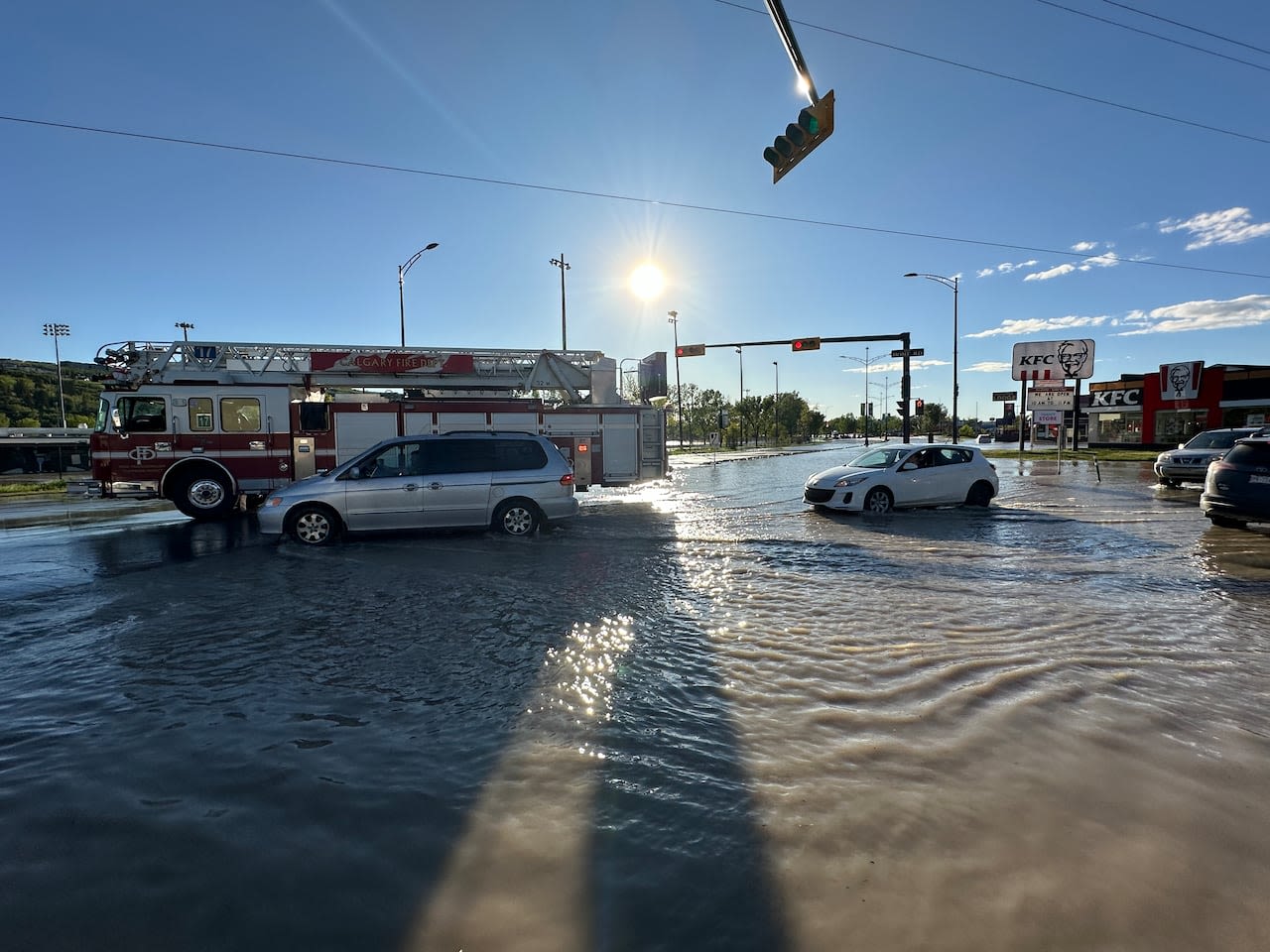 Watermain break in northwest Calgary closes several roads, leaves homes without water