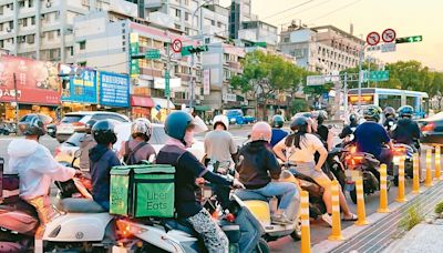 待轉區太小 機車「滿出來」挨罰惹怨