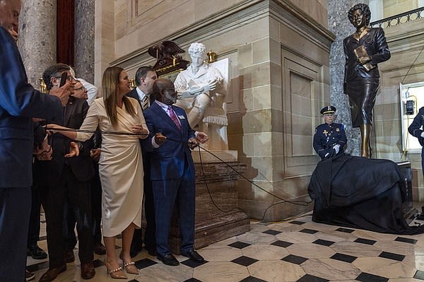 Arkansas, national leaders unveil Bates statue at U.S. Capitol | Northwest Arkansas Democrat-Gazette