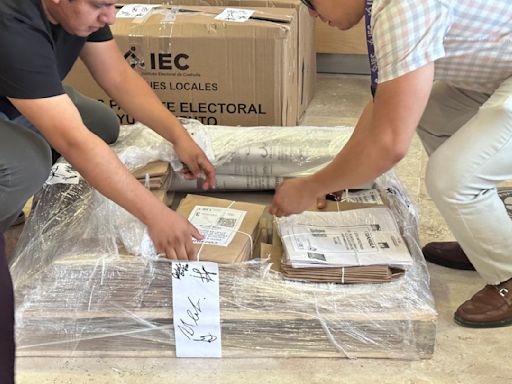 Entrega IEC a INE plantillas Braille, boletas y sobres para voto anticipado