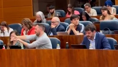 Un diputado de Más Madrid hace el gesto de disparar una pistola durante una intervención de Ayuso - ELMUNDOTV