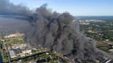 Gran incendio en centro comercial de Varsovia; fuego consume mil 400 locales