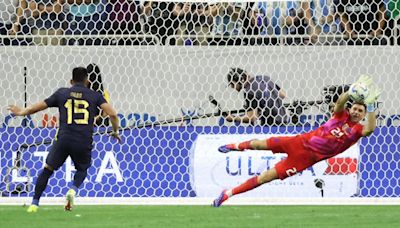 El Dibu Martínez guía a Argentina a semifinales de la Copa América en la tanda de penaltis ante Ecuador