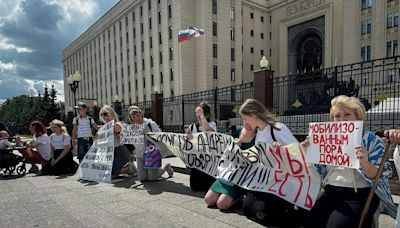 Mujeres de soldados movilizados en Ucrania protestan frente al Ministerio de Defensa en Moscú