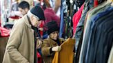 "Hay que rebuscárselas": argentinos acuden a ferias de ropa usada para combatir inflación