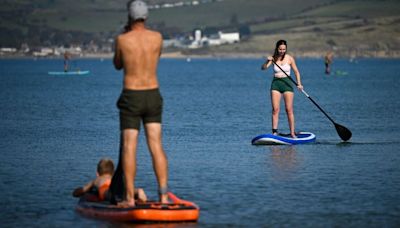 Unusual new maps show England ‘cut in two’ as 25C hits half of country